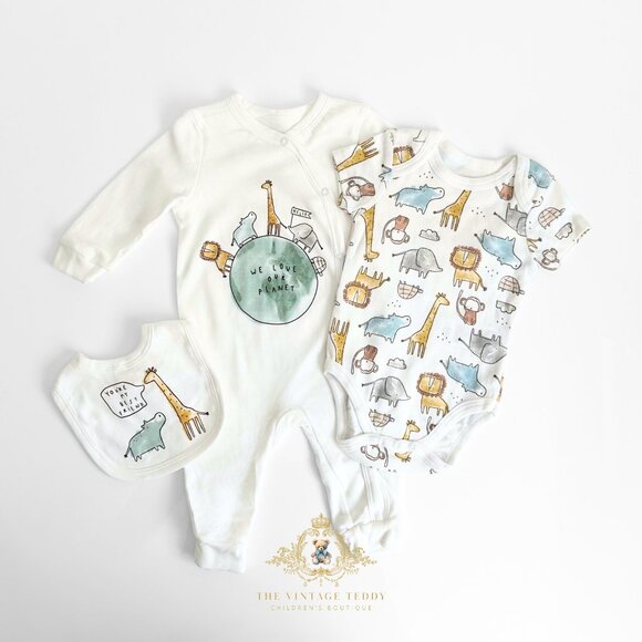 NWT Cute Baby Sleep N' Play Bodysuit Onesie & Bib 3 Piece Matching Set 18M - Picture 1 of 2